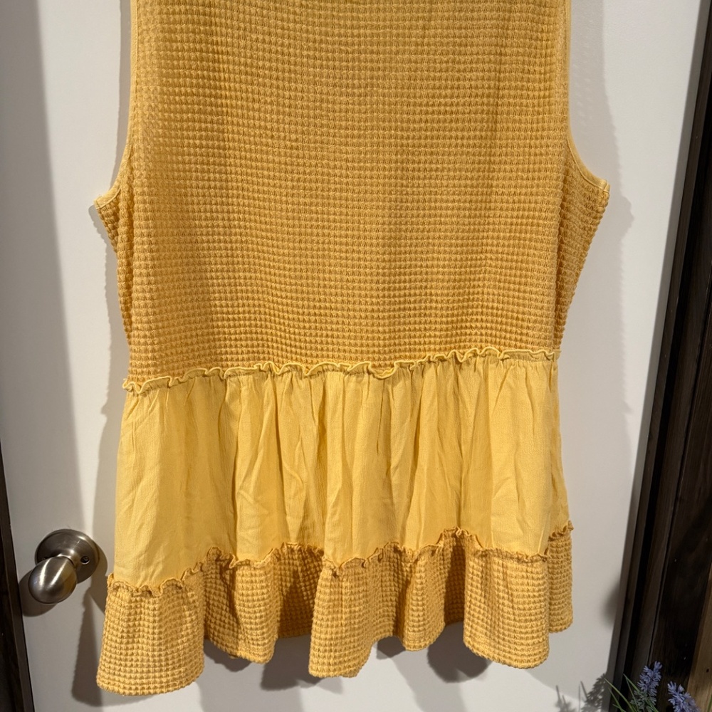 BloomChic Ditsy Ruffle Top - Picture 4 of 4